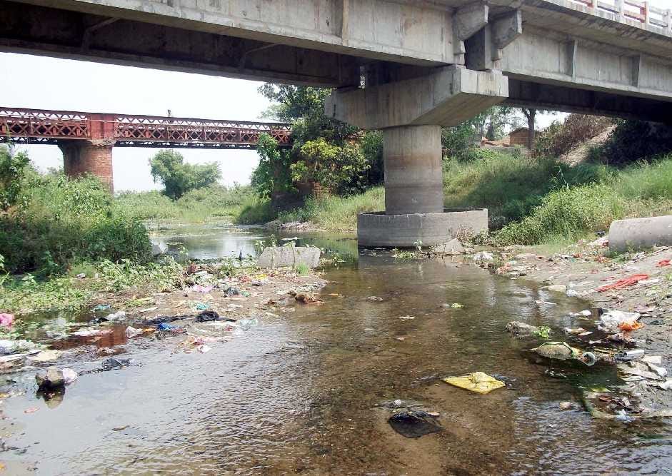 Engineer jumped from the hospital to the river