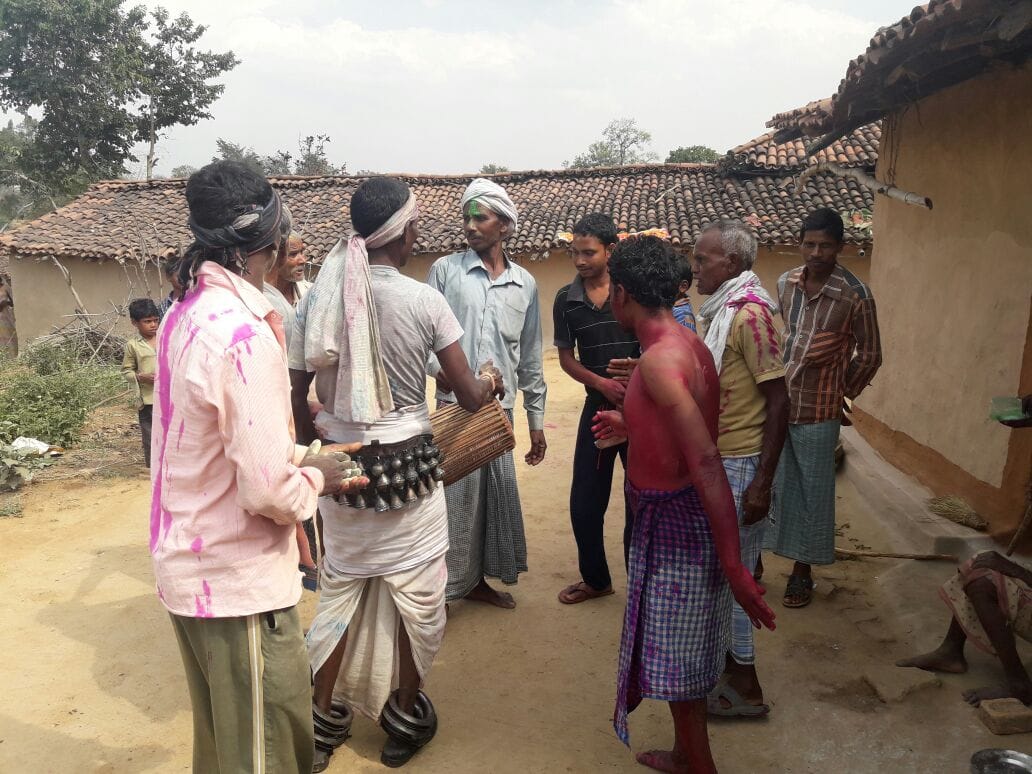 Sonbhadra these tribals Holi celebrates two days before many generations, the cause is shocking