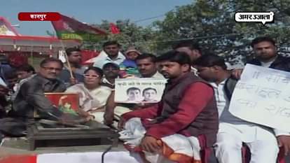 Cong- SP workers offer prayers at temple for their victory in state poll