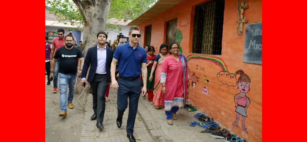 Former Australian cricket captain Michael Clarke meets slum children.