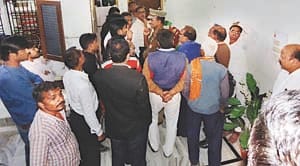 bank cashier hang himself
