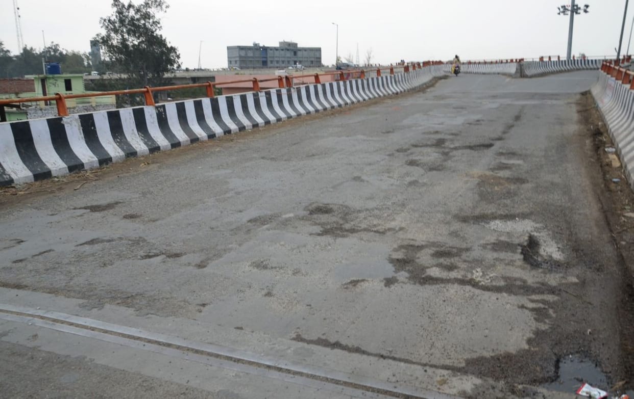 Road crumbling of flyover.
