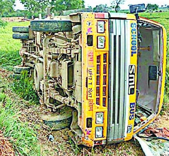 Elderly in accident, 13 wounded