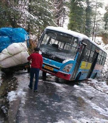 The bus slipped in the snow, safe driver and conductor