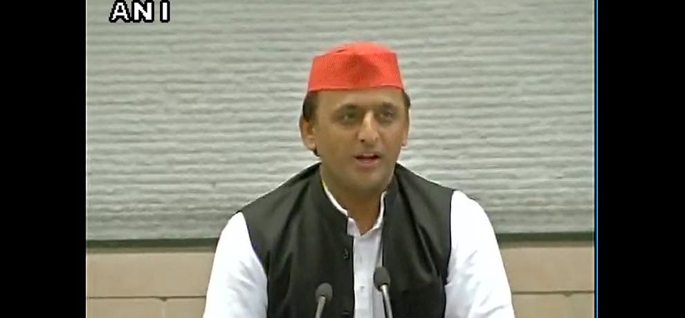  akhilesh yadav celebrates Holi.
