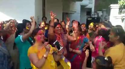 BJP leaders and supporters enjoying after victory in Kanpur
