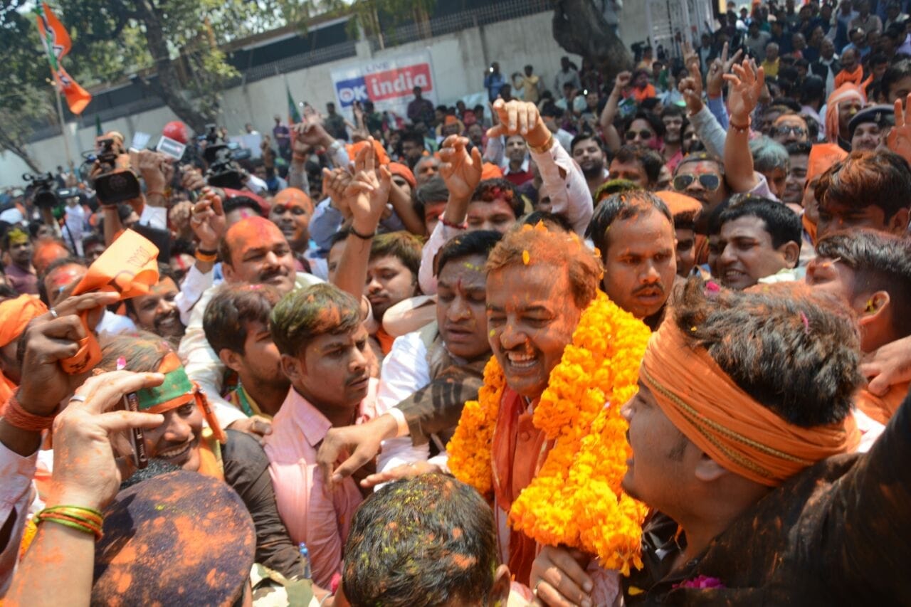  bjp supporters celebrating holi in saffron colour