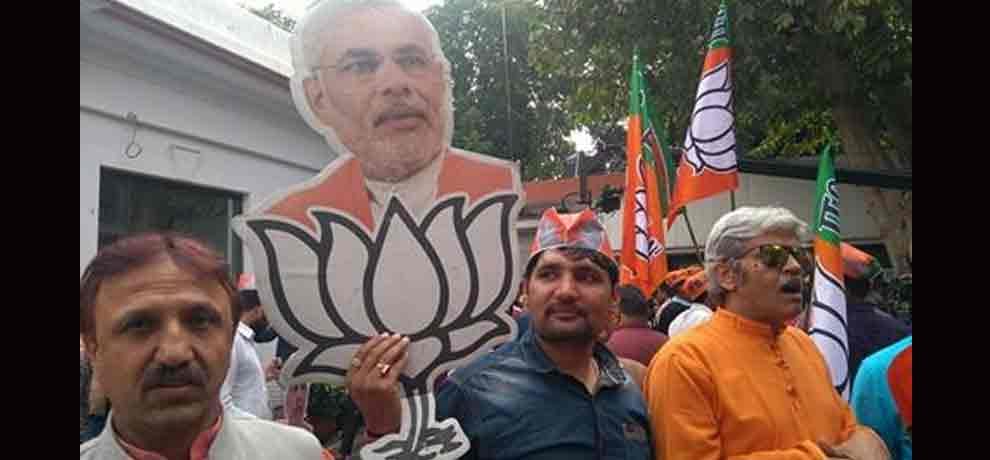 celebration at bjp delhi headquarter after getting majority in trends