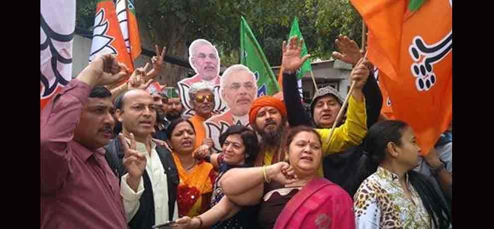 celebration at bjp delhi headquarter after getting majority in trends