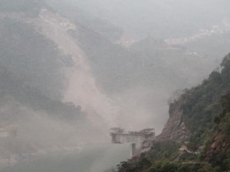 satluj river forelane company doing illigal dumping
