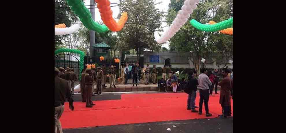 scene outside aam admi party delhi headquarter after defeat in punjab