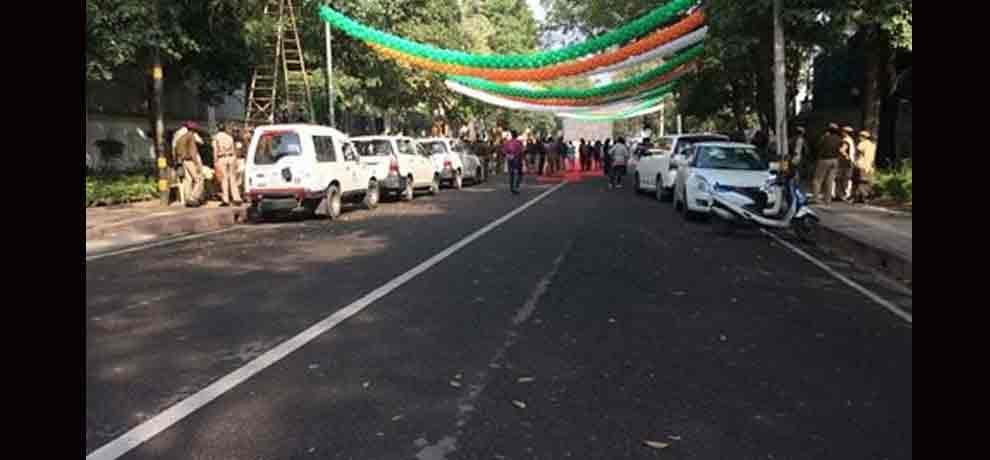 scene outside aam admi party delhi headquarter after defeat in punjab