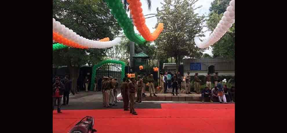 scene outside aam admi party delhi headquarter after defeat in punjab