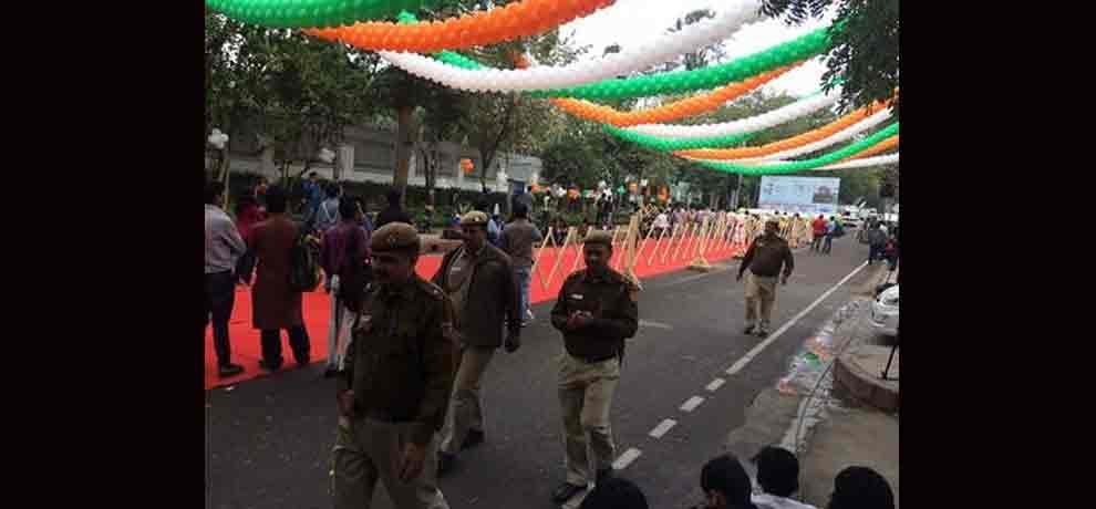 scene outside aam admi party delhi headquarter after defeat in punjab