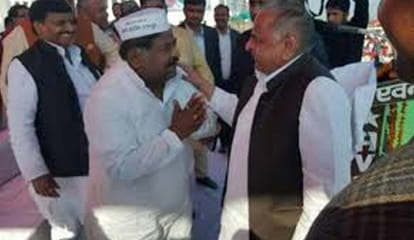 mulayam hand on leaders head know what happened