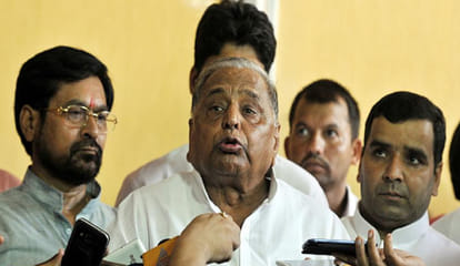 mulayam hand on leaders head know what happened