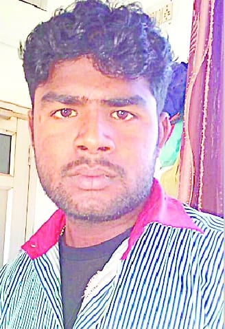 Petrol pump salesman looted