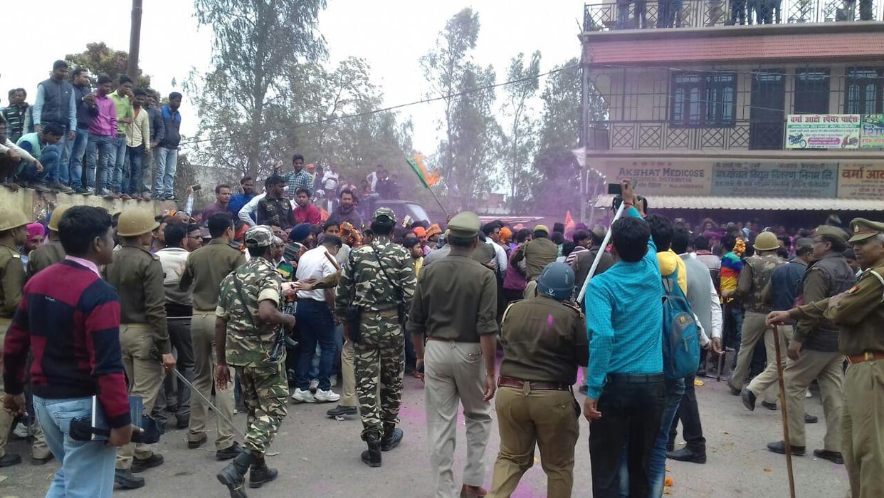 Police foiled a crowd of supporters at Mandi Gate