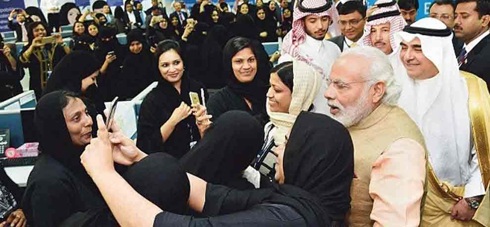 why pm modi is far ahead from akhilesh yadav, mayawati and rahul gandhi in up election 