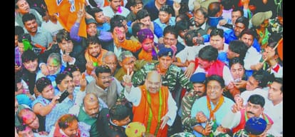 BJP's celebration: Amit Shah's floral showers, Modi and Shah's ambition come in the crowd