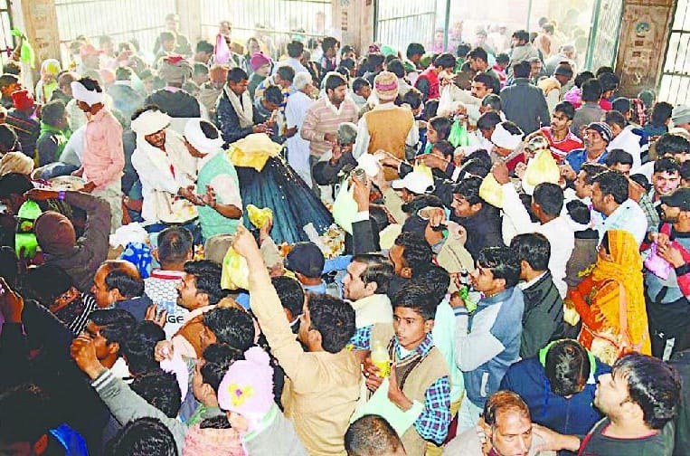 1.25 lakh pilgrims arrive at the Cave Baba Temple