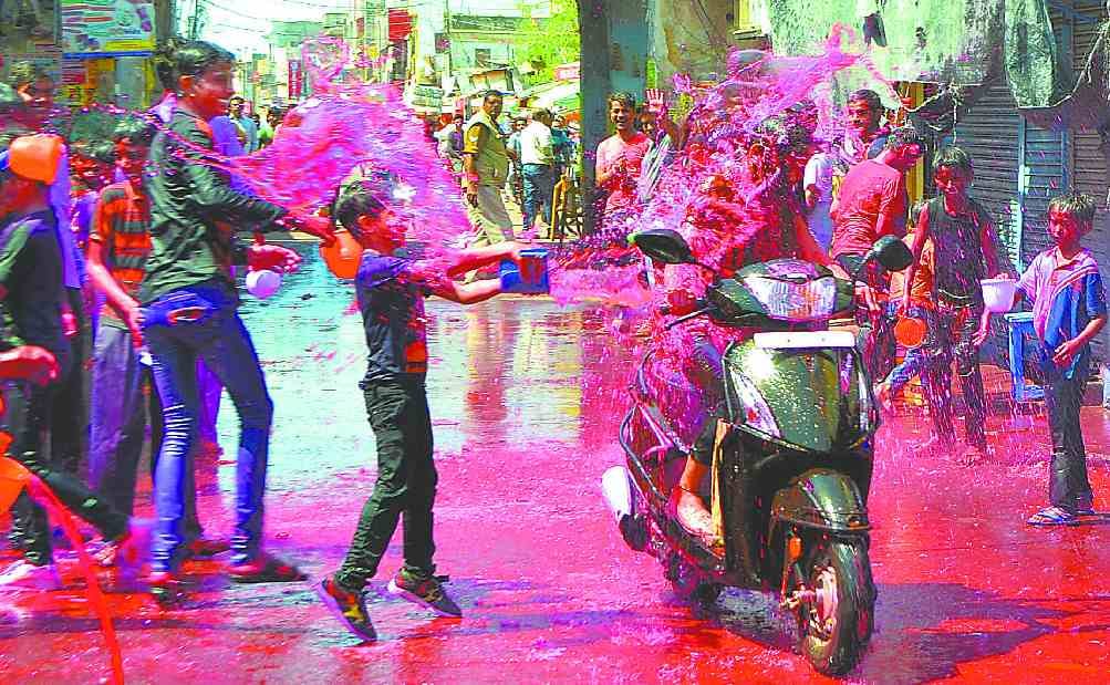 Holi hurdang from city to village