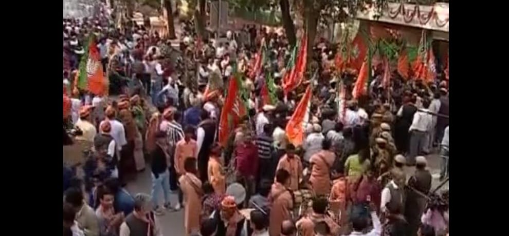 PM Narendra Modi's roadshow to start, supporters of BJP headquarters