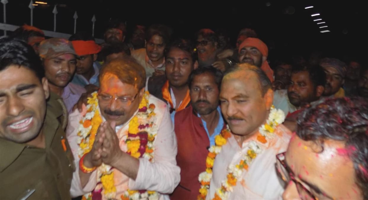 Saffron color to Hathtas