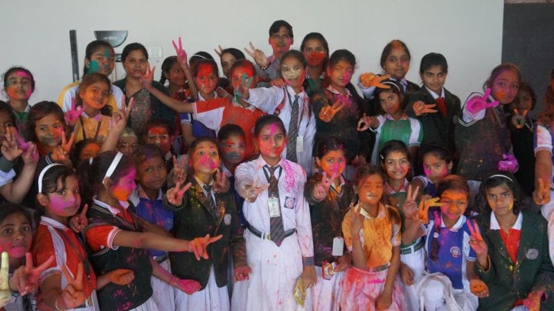 Holi will accompany friends on Holi