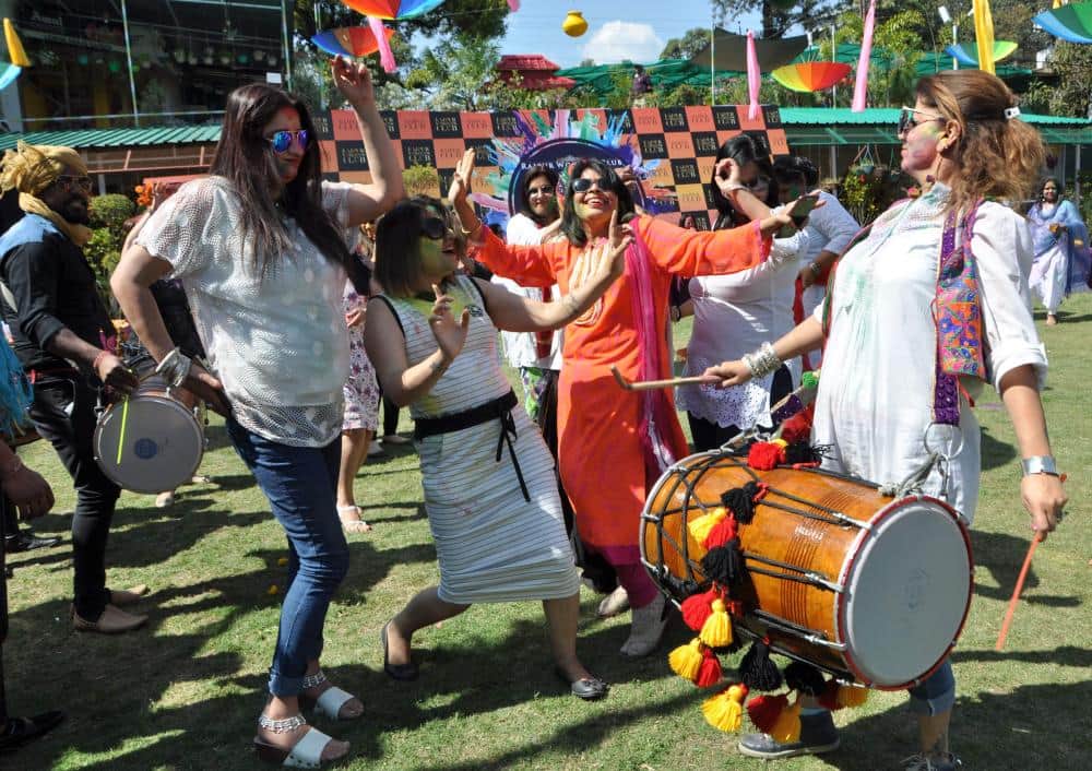 holi huge celebration in dehradun 