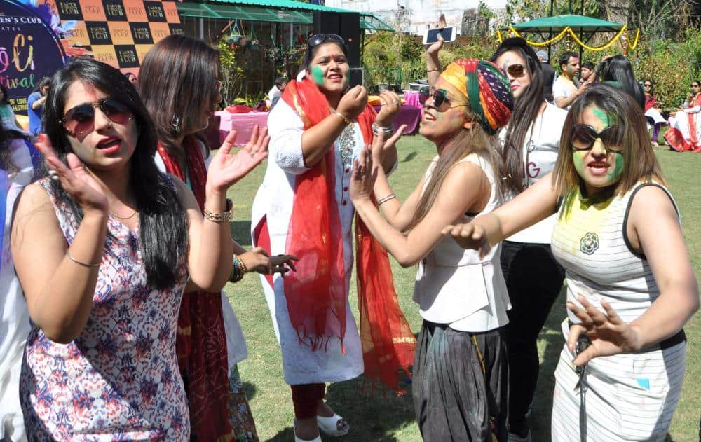 holi huge celebration in dehradun 