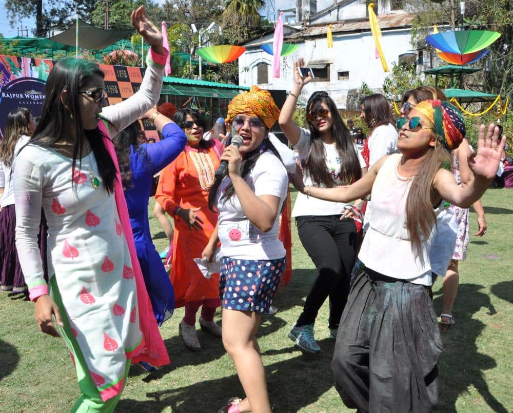 holi huge celebration in dehradun 