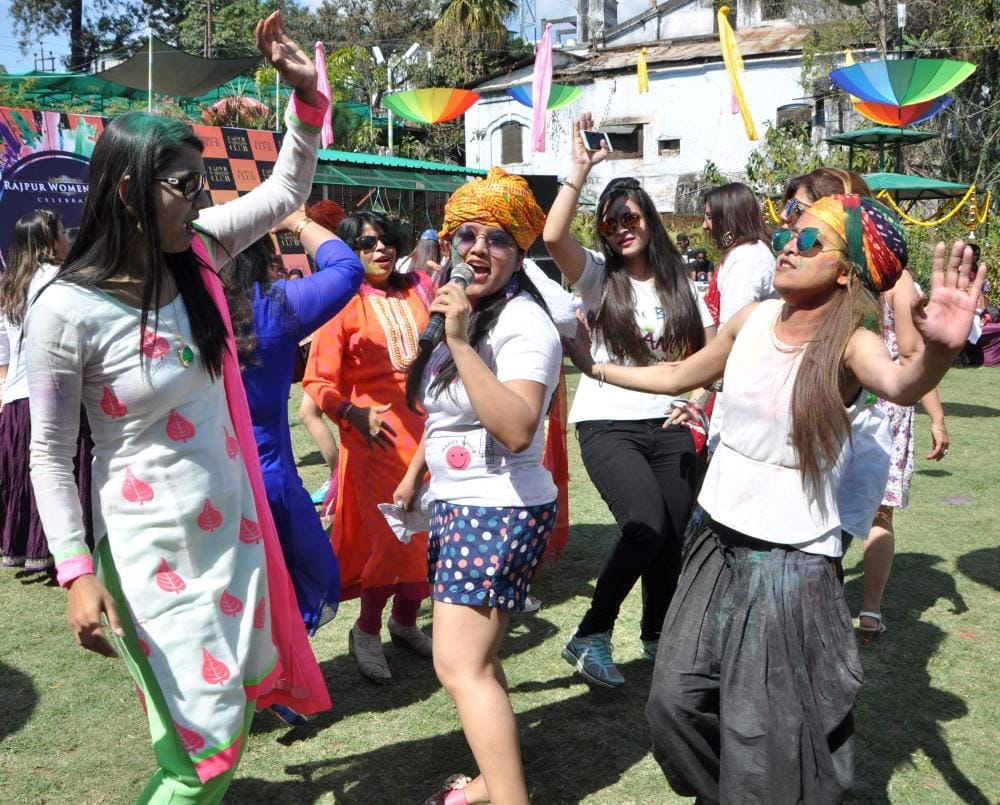 holi huge celebration in dehradun 