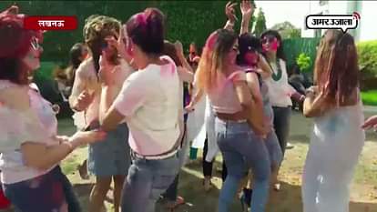 Girl celebrate holi in lucknow