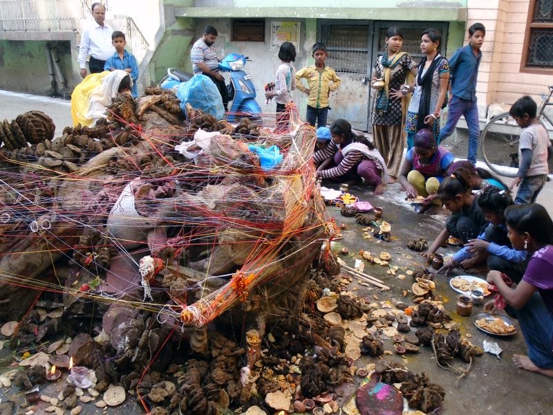 Holi people worshiped for Pooja, worship of Holika Mayya, made from dishes