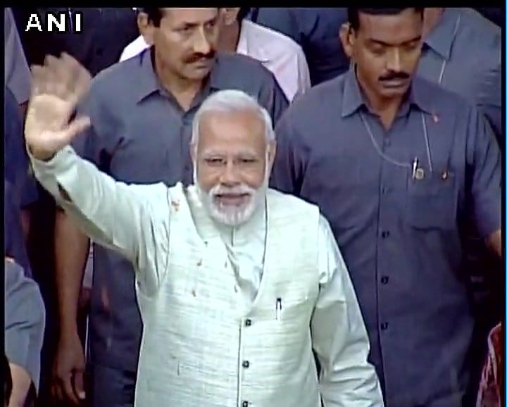 prime minister reached bjp headquarter in unique style