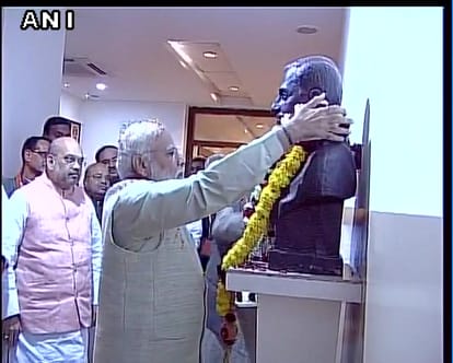 prime minister reached bjp headquarter in unique style