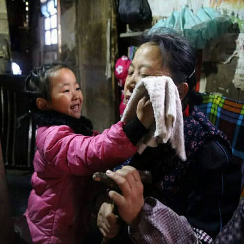 this 5 years old girl take care of her family
