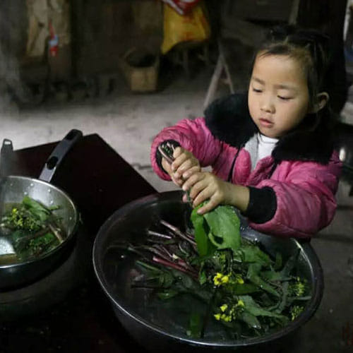 this 5 years old girl take care of her family
