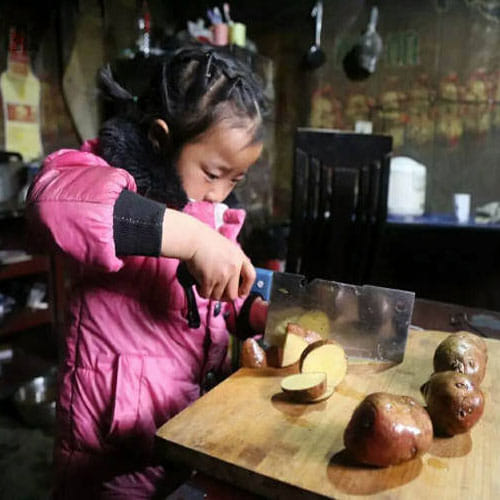 this 5 years old girl take care of her family