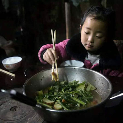this 5 years old girl take care of her family