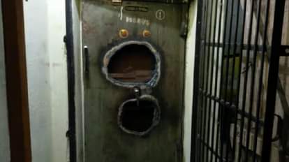 lakhs of rupees theft after cutting the locker in Kanpur