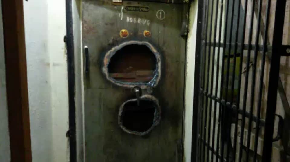 लॉकर तोड़कर चोरी