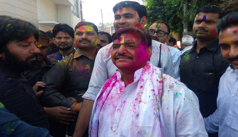 split of samajwadi family on holi
