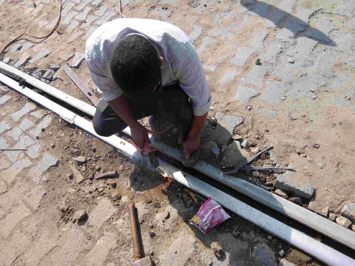repairing time track loss klip liner, trains cross to jugar