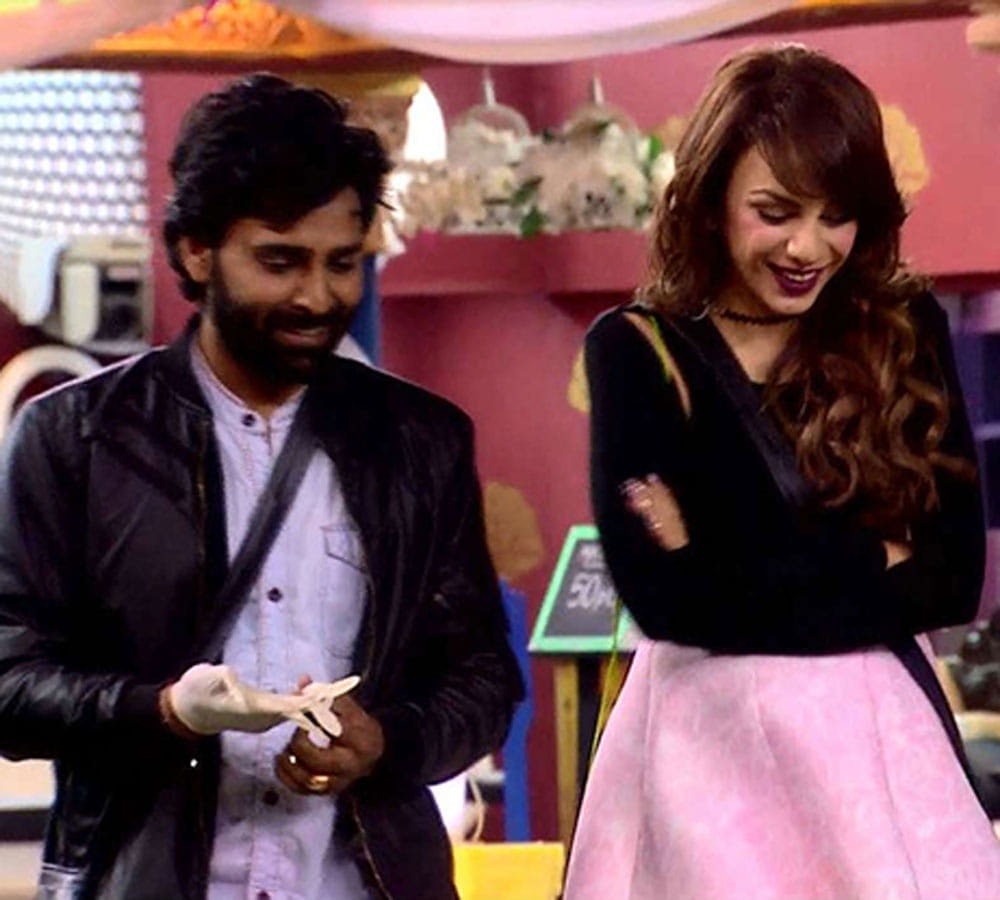 Bigg Boss 10 WINNER Manveer Gurjar and Nitibha Kaul caught KISSING at a party