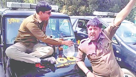 nashe mein sipahiyon ne lagaye thumke