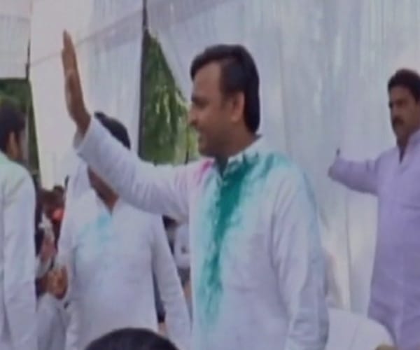  akhilesh yadav celebrates Holi.