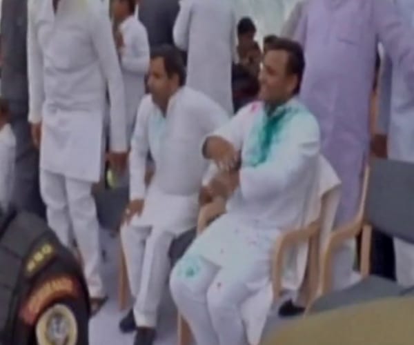  akhilesh yadav celebrates Holi.
