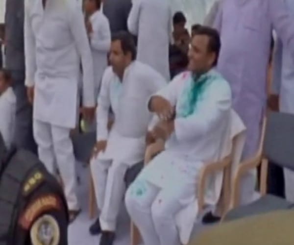  akhilesh yadav celebrates Holi.